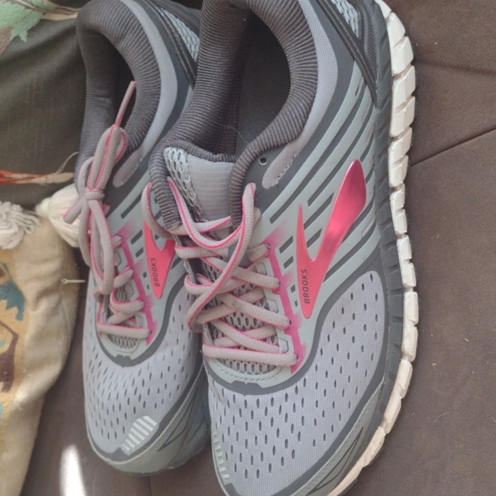 Brooks running shoes size 9.5
